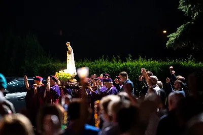 W środę 13 września przeżywaliśmy kolejne w tym roku Nabożeństwo Fatimskie. O godz. 18.40 zostały przedstawione prośby i podziękowania do Matki Bożej Fatimskiej, w intencji których sprawowana była także Msza Święta. Eucharystii przewodniczył i homilię wygłosił ks. Marek Kotwa – wikariusz parafii pw. Św. Michała Archanioła w Rzeszowie. Po Mszy Świętej wyruszyła procesja z figurą Matki Bożej, podczas której modlitwę różańcową prowadzili przedstawiciele parafii pw. Św. Jadwigi Królowej wraz ze swoimi duszpasterzami: ks. Tomaszem Gałuszką oraz ks. Łukaszem Mariuszycem, zaś figurę Matki Bożej nieśli przedstawiciele Bractwa św. Michała Archanioła, Rycerzy Kolumba oraz Związku Strzeleckiego "Strzelec". Modlitwę ubogaciła obecność Orkiestry Dętej pod dyrekcją Tadeusza Cielaka. Nabożeństwo zakończył Apel Jasnogórski. fot. Jola Warchoł