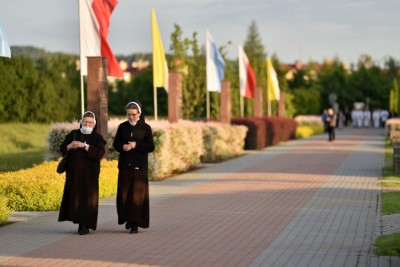 2 czerwca 2021 r., w 30. rocznicę wizyty Jana Pawła II w Rzeszowie, bp Kazimierz Górny i Tadeusz Ferenc odsłonili, a bp Jan Wątroba poświęcił pomnik św. Jana Pawła II w Parku Papieskim w Rzeszowie.  Odsłonięcie i poświęcenie poprzedziła Msza św. w naszej Katedrze pod przewodnictwem bpa Jana Wątroby. Eucharystię koncelebrował bp Edward Białogłowski, abp Edward Nowak i blisko 20 księży. We Mszy św. uczestniczył bp Kazimierz Górny.  Homilię wygłosił bp Edward Białogłowski. Po Komunii Świętej abp Edward Nowak, były sekretarz Kongregacji Spraw Kanonizacyjnych, powiedział o swojej współpracy z Janem Pawłem II.  Po Mszy św. jej uczestnicy przeszli do Parku Papieskiego. Krótkie przemówienia wygłosili: Ewa Leniart, wojewoda podkarpacki, Marek Bajdak, pełniący funkcję prezydenta Rzeszowa, Mieczysław Janowski, były prezydent Rzeszowa i bp Kazimierz Górny, pierwszy ordynariusz diecezji rzeszowskiej.  Pomnik odsłonił bp Kazimierz Górny i Tadeusz Ferenc, były prezydent Rzeszowa, a poświęcania dokonał bp Jan Wątroba.  Na początku października 2020 r. w Parku Papieskim zamontowano pomnik św. Jana Pawła II, który zastąpił obelisk z tablicą upamiętniającą pobyt papieża w Rzeszowie (obelisk umieszczono kilka metrów obok pomnika). Czterometrowy pomnik przedstawia Ojca Świętego ubranego w liturgiczne szaty, siedzącego na granitowym tronie. Papież w jednej ręce trzyma księgę Pisma Świętego, a drugą wykonuje gest błogosławieństwa. Odlew został wykonany z brązu. Całość znajduje się na granitowym podeście, który oplatają metalowe róże.  Pomnik zaprojektował Eliasz Dyrow, 26-letni malarz i rzeźbiarz z Jarosławia. Dyrow urodził się w polskiej rodzinie mieszkającej w Kijowie. W 2011 r., w ramach repatriacji, przyjechał do Jarosławia, gdzie ukończył Liceum Plastyczne, a następnie Wydział Sztuki Uniwersytetu Rzeszowskiego.  fot. ks. Tomasz Nowak 