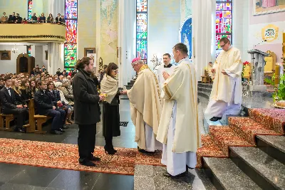 Uroczystość Chrystusa Króla to także święto Akcji Katolickiej i KSM-u. Centralnej uroczystości w Katedrze przewodniczył biskup diecezjalny Jan Wątroba. Eucharystię koncelebrowało 25 księży, wśród nich ks. Stanisław Potera – asystent diecezjalny AK i ks. Tomasz Ryczek – asystent diecezjalny KSM. Po wyznaniu wiary 88 młodych osób złożyło przyrzeczenie Katolickiego Stowarzyszenia Młodzieży. Obrzęd przyrzeczenia prowadził Paweł Grodzki – prezes KSM Diecezji Rzeszowskiej. Ceremonia zakończyła się odśpiewaniem hymnu KSM i zawołaniem: „Przez cnotę, naukę i pracę, służyć Bogu i Ojczyźnie, Gotów!”

Po Komunii św. bp Jan Wątroba, razem z ks. Stanisławem Poterą, wręczył nominacje 20 nowym prezesom oddziałów parafialnych Akcji Katolickiej. Krótkie przemówienia wypowiedzieli kolejno: Jeremi Kalkowski – prezes Zarządu Diecezjalnego Instytutu AK i Paweł Grodzki.

Po Komunii św. wszyscy zebrani uklękli przed Najświętszym Sakramentem. Biskup Ordynariusz odczytał Jubileuszowy Akt Przyjęcia Jezusa Chrystusa za Króla i Pana.

Po Mszy św. bp Jan Wątroba wręczył odznaki i legitymacje nowym członkom KSM.

fot. Fotografiarzeszow