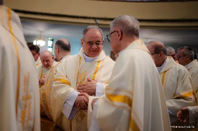 W Wielki Czwartek o godz. 10.00 w naszej Katedrze bp Jan Wątroba przewodniczył Mszy Krzyżma. Jest ona wyrazem jedności i wspólnoty duchowieństwa diecezji. Podczas tej Mszy Świętej biskup poświęcił olej chorych, katechumenów oraz olej krzyżma. Księża koncelebrujący z biskupem Eucharystię odnowili przyrzeczenia kapłańskie. W koncelebrze wzięli udział bp Kazimierz Górny, bp Edward Białogłowski oraz ponad 200 kapłanów z całej diecezji. W Eucharystii wzięli również udział licznie zebrani ministranci, lektorzy, animatorzy, ceremoniarze, członkowie scholi parafialnych i dziewczęcej służby maryjnej. Podczas Mszy Świętej zaśpiewał chór męski pod dyrekcją ks. Andrzeja Widaka. Przy organach zasiadł ks. Julian Wybraniec. fot. Piotr Szorc