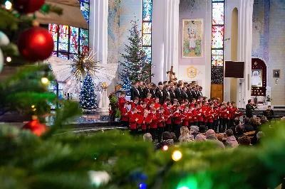 W niedzielę 22 stycznia 2023 r. podczas Mszy Świętej o godz. 12.00 posługę muzyczną podjął nasz Katedralny Chór Chłopięco-Męski „Pueri Cantores Resovienses” pod dyrekcją Edyty Kotuli oraz Angeliki Pacuty. Po Eucharystii miał miejsce koncert Chóru, w którego programie znalazł się bogaty repertuar kolęd, pastorałek i bożonarodzeniowych pieśni. 
Podczas koncertu wystąpili gościnnie: sopranistka – Katarzyna Bembenek wraz z akompaniatorem – Grzegorzem Mazurem oraz skrzypek Paweł Dubiel, któremu towarzyszył chórzysta i pianista – Maksymilian Rogóż.
fot. Joanna Prasoł
