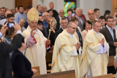 „Święty spokój” – pod takim hasłem 7 września 2019 r. spotkała się młodzież zrzeszona w katolickich ruchach i stowarzyszeniach na Diecezjalnym Dniu Młodych. Spotkanie było okazją do podsumowania wakacyjnych rekolekcji oraz wprowadzenia w systematyczną pracę w ciągu roku. W katedrze zgromadzili się członkowie Ruchu Światło-Życie, zarówno młodzież jak i członkowie Domowego Kościoła. Przed Mszą św. były świadectwa, które prowadził ks. Tomasz Rusyn, diecezjalny moderator Ruchu Światło-Życie. Zebrani wysłuchali m.in. świadectwa Katarzyny Dąbek i ks. Jana Kobaka, diecezjalnego duszpasterza rodzin, którzy prowadzili rekolekcje Ruchu Światło-Życie w Kenii. Eucharystii w katedrze przewodniczył bp Edward Białogłowski. Tegoroczny Diecezjalny Dzień Młodych odbył się po raz piąty.  fot. ks. Tomasz Nowak 