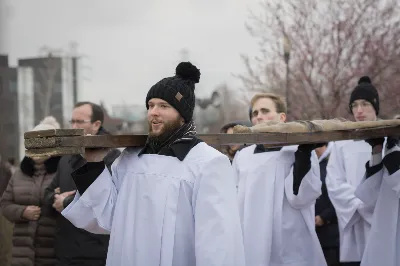 W Wielki Piątek (7 kwietnia) w Parku Papieskim odbyła się Droga Krzyżowa wprowadzająca w przeżywanie Liturgii Męki Pańskiej. Prowadzona była przez wspólnotę Wyższego Seminarium Duchownego w Rzeszowie pod przewodnictwem Biskupa Rzeszowskiego Jana Wątroby. W rozważaniach kolejnych stacji, ks. dr Mateusz Rachwalski, prefekt seminarium, zachęcał do życia zgodnie z nauką wypływającą z krzyża Chrystusowego.
fot. Małgorzata Ryndak