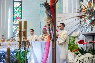 Uroczystość Chrystusa Króla to także święto Akcji Katolickiej i KSM-u. Centralnej uroczystości w Katedrze przewodniczył biskup diecezjalny Jan Wątroba. Eucharystię koncelebrowało 25 księży, wśród nich ks. Stanisław Potera – asystent diecezjalny AK i ks. Tomasz Ryczek – asystent diecezjalny KSM. Po wyznaniu wiary 88 młodych osób złożyło przyrzeczenie Katolickiego Stowarzyszenia Młodzieży. Obrzęd przyrzeczenia prowadził Paweł Grodzki – prezes KSM Diecezji Rzeszowskiej. Ceremonia zakończyła się odśpiewaniem hymnu KSM i zawołaniem: „Przez cnotę, naukę i pracę, służyć Bogu i Ojczyźnie, Gotów!”

Po Komunii św. bp Jan Wątroba, razem z ks. Stanisławem Poterą, wręczył nominacje 20 nowym prezesom oddziałów parafialnych Akcji Katolickiej. Krótkie przemówienia wypowiedzieli kolejno: Jeremi Kalkowski – prezes Zarządu Diecezjalnego Instytutu AK i Paweł Grodzki.

Po Komunii św. wszyscy zebrani uklękli przed Najświętszym Sakramentem. Biskup Ordynariusz odczytał Jubileuszowy Akt Przyjęcia Jezusa Chrystusa za Króla i Pana.

Po Mszy św. bp Jan Wątroba wręczył odznaki i legitymacje nowym członkom KSM.

fot. Fotografiarzeszow