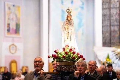 Ponad 100 lat temu, w roku 1917 r. w Fatimie, Matka Boża każdego 13. dnia miesiąca od maja do października objawiała się trójce dzieci: Łucji, Hiacyncie i Franciszkowi. Prosiła ich wówczas o odmawianie modlitwy różańcowej w intencji pokoju na świecie i nawrócenia grzeszników. Wzorem tych wydarzeń w wielu parafiach w Polsce i na świecie prowadzone są nabożeństwa fatimskie. Nie inaczej jest w rzeszowskiej katedrze, gdzie 13 października zakończono cykl tegorocznych spotkań modlitewnych przy figurze Pani Fatimskiej. Wieczór fatimski rozpoczął się o godz. 18:40 odczytaniem próśb i podziękowań do Matki Bożej Fatimskiej. Wcześniej wierni mogli skorzystać z sakramentu pokuty. O godz. 19:00 odprawiono uroczystą Mszę Świętą, której przewodniczył ks. Andrzej Szpaczyński – ojciec duchowny w Wyższym Seminarium Duchownym w Rzeszowie. Wygłosił on także homilię, w której nawiązał do liturgii słowa z dnia, przyrównując ją do myślenia współczesnego człowieka. „Jezus mówi do nas «Kto nie jest ze mną, jest przeciwko mnie». Można pomyśleć: jestem teraz w kościele, modlę się, spowiadam, przyjmuję sakramenty, ale czy rzeczywiście jestem z Jezusem czy tylko z Nim bywam? Czy jestem w Jego obecności cały czas czy jedynie bywam z Nim przez pewne chwile w ciągu dnia? Być z Jezusem to być po Jego stronie, mieć podobne myślenie, jak On, które przejawia się w czynach, podejmowanych decyzjach, a także w patrzeniu na drugiego. To wiara jest filtrem, który pozwala zobaczyć w drugim człowieku nie przeciwnika, ale brata – nawet jeśli jest on inny lub myśli inaczej. Wiara może pomagać wchodzić z nim w relację. Warto zadać sobie pytanie: czy mam w sobie ten filtr, ten sposób patrzenia, dzięki któremu jestem po stronie Jezusa?”. Następnie celebrans przywołał wydarzenia z portugalskiego miasteczka: „Choć nie jesteśmy świadkami cudu słońca, który zobaczył dziesięciotysięczny tłum 13 października 1917 w Fatimie, to słyszymy dzisiaj wezwanie do nawrócenia i pokuty. Każdy z nas jest wezwany, by się nawracać. Być może nawróceniu powinno ulec nasze spojrzenie na innych, by zobaczyć w nich dobro, a na świat patrzeć z wiarą”. Mszę Świętą koncelebrowali ks. Bogusław Babiarz – dyrektor administracyjny WSD w Rzeszowie, ks. Krzysztof Gołąbek – proboszcz parafii katedralnej oraz ks. Michał Rurak – katedralny wikariusz. Posługę w czasie liturgii pełnili alumni rzeszowskiego seminarium, którzy wraz z diakonem Łukaszem prowadzili także modlitwę różańcową z rozważaniami opartymi o historię błogosławionej rodziny Ulmów. Korzystając z ciepłej, jesiennej pogody po zakończonej Mszy Świętej odbyła się procesja na placu przed świątynią z figurą Pani Fatimskiej. Wierni z świecami w rękach zawierzali siebie, swoje rodziny i wszelkie troski w modlitwie różańcowej. Duchowo łączyli się z nimi słuchacze katolickiego radia VIA, które transmitowało całe nabożeństwo. Przed wyśpiewaniem Apelu Jasnogórskiego ks. Krzysztof, proboszcz parafii katedralnej, podsumował tegoroczne nabożeństwa fatimskie, dziękując wiernym za uczestnictwo w uwielbieniu Boga za przyczyną Pani Fatimskiej. W sposób szczególny podziękowania skierował do braci alumnów z roku propedeutycznego, życząc, aby modlitwa przy figurze Matki Bożej z Fatimy umacniała rozeznawanie drogi ich powołania. Wyrazy wdzięczności popłynęły w stronę kapłanów z dekanatu Rzeszów-Katedra, sióstr zakonnych, orkiestry pod batutą Tadeusza Cielaka, która uświetniała każde z tegorocznych nabożeństw oraz słuchaczy katolickiego radia VIA. Do godz. 22:00 w świątyni trwała adoracja Najświętszego Sakramentu, w której wierni licznie uczestniczyli. Od listopada do kwietnia 13. dnia miesiąca w świątyni katedralnej prowadzona jest modlitwa różańcowa przy figurze Matki Bożej Fatimskiej o godz. 17:30. Niech wezwanie Maryi do codziennej modlitwy różańcowej przyświeca nam nie tylko w październiku i przy okazji nabożeństw fatimskich, ale każdego dnia. 
tekst: Angelika Karnasiewicz 
fot. Jola Warchoł