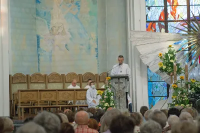 W piątek 13 sierpnia przeżywaliśmy kolejne w tym roku Nabożeństwo Fatimskie. O godz. 18.40 zostały przedstawione prośby i podziękowania do Matki Bożej Fatimskiej, w intencji których sprawowana była także Msza Święta. Eucharystii przewodniczył ks. Piotr Fortuna (proboszcz parafii Rzeszów-Matysówka), homilię zaś wygłosił ks. Jan Pyziak (proboszcz parafii Rzeszów-Matysówka w latach 1985-2018). Po Mszy Świętej wyruszyła procesja z figurą Matki Bożej, podczas której modlitwę różańcową prowadzili przedstawiciele parafii Rzeszów-Zalesie wraz ze swoim duszpasterzem ks. Marcinem Jaraczem. Modlitwę ubogaciła obecność Orkiestry Dętej pod dyrekcją Tadeusza Cielaka. Nabożeństwo zakończył Apel Jasnogórski. fot. Małgorzata Ryndak