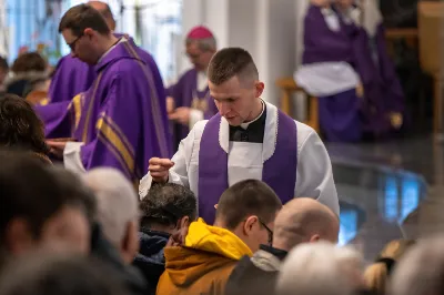 W środę popielcową (22.02.) biskup Jan Wątroba odprawił w katedrze rzeszowskiej Mszę Świętą na rozpoczęcie Wielkiego Postu. Homilię wygłosił ks. Sławomir Jeziorski, który prowadzi rekolekcje wielkopostne w parafii katedralnej. Podczas Eucharystii odbył się obrzęd posypania głów popiołem. Śpiew podczas liturgii prowadziła Katedralna Schola Liturgiczna. Liturgia była transmitowana przez Radio VIA.
fot. Joanna Prasoł