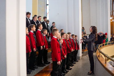 W niedzielę, 18 grudnia 2022 roku, podczas uroczystej Mszy Świętej o godz. 12.00 w Katedrze Rzeszowskiej do grona chórzystów Katedralnego Chóru Chłopięco-Męskiego Pueri Cantores Resovienses dołączyło 20 najmłodszych chłopców.
„Młodziki”, bo tak są nazywani przez starszych kolegów, złożyli przyrzeczenie, że będą godnie reprezentować brać chóralną i śpiewać na chwałę Pana.
Najmłodsi kandydaci na chórzystów zostali wyłonieni podczas rekrutacji prowadzonej przez poprzedniego dyrygenta, Marcina Florczaka, w rzeszowskich szkołach podstawowych jeszcze na wiosnę. Od razu rozpoczęli próby. Intensywnie przez tydzień ćwiczyli swoje głosy razem ze starszymi kolegami podczas corocznego Muzycznego Obozu Szkoleniowo-Wypoczynkowego we Frysztaku, który odbył się początkiem lipca. W wolnych chwilach uczestniczyli w wycieczkach i zajęciach sportowych. Mieli okazję poznać kolegów z chóru i lepiej się poznać.
Obecnie dyrygentkami Katedralnego Chóru Chłopięco-Męskiego Pueri Cantores Resovienses są: Edyta Kotula i Angela Pacuta. 
Po Mszy Świętej Chór wraz z ks. Krzysztofem Gołąbkiem – proboszczem Katedry oraz ks. Julianem Wybrańcem – duszpasterzem Chóru z ramienia biskupa diecezji rzeszowskiej, a także dyrygentkami: Edytą Kotulą i Angelą Pacutą, na stopniach ołtarza Rzeszowskiej Katedry pozował do wspólnego zdjęcia. Następnie chórzyści udali się do sali Jana Pawła II na słodki poczęstunek. 
Za piękne zdjęcia dziękujemy: Fotografia Jola Warchoł