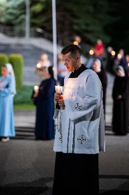 W środę 13 września przeżywaliśmy kolejne w tym roku Nabożeństwo Fatimskie. O godz. 18.40 zostały przedstawione prośby i podziękowania do Matki Bożej Fatimskiej, w intencji których sprawowana była także Msza Święta. Eucharystii przewodniczył i homilię wygłosił ks. Marek Kotwa – wikariusz parafii pw. Św. Michała Archanioła w Rzeszowie. Po Mszy Świętej wyruszyła procesja z figurą Matki Bożej, podczas której modlitwę różańcową prowadzili przedstawiciele parafii pw. Św. Jadwigi Królowej wraz ze swoimi duszpasterzami: ks. Tomaszem Gałuszką oraz ks. Łukaszem Mariuszycem, zaś figurę Matki Bożej nieśli przedstawiciele Bractwa św. Michała Archanioła, Rycerzy Kolumba oraz Związku Strzeleckiego "Strzelec". Modlitwę ubogaciła obecność Orkiestry Dętej pod dyrekcją Tadeusza Cielaka. Nabożeństwo zakończył Apel Jasnogórski. fot. Jola Warchoł