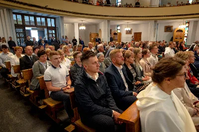 „Na swoje życie i swoje kapłaństwo trzeba popatrzeć w świetle Bożej miłości. Inaczej go nie pojmiemy ani my, ani ci, którzy będą na nas patrzeć” – mówił bp Jan Wątroba podczas Mszy św. z udzieleniem święceń prezbiteratu. 4 czerwca 2022 r. w kościele katedralnym jedenastu diakonów diecezji rzeszowskiej przyjęło sakrament kapłaństwa.
Do grona neoprezbiterów diecezji rzeszowskiej należą: ks. Sebastian Bełz z parafii w Nienadówce, ks. Krzysztof Lampart z parafii w Rudnej Wielkiej, ks. Mateusz Łachmanek z parafii w Lipinkach, ks. Karol Migut z parafii w Jasionce, ks. Marcin Murawski z parafii katedralnej w Rzeszowie, ks. Adrian Pazdan z parafii w Zagorzycach, ks. Tomasz Sienicki z parafii w Bieździedzy, ks. Dominik Świeboda z parafii w Palikówce, ks. Piotr Wąsacz z parafii bł. Władysława Findysza w Rzeszowie, ks. Mateusz Wojtuń z parafii w Święcanach oraz ks. Wiktor Zoła z parafii w Cieklinie.
Mszy św. przewodniczył i święceń udzielił bp Jan Wątroba. Eucharystię koncelebrowało około osiemdziesięciu księży, m.in: przełożeni Wyższego Seminarium Duchownego w Rzeszowie oraz proboszczowie i wikariusze z parafii rodzinnych neoprezbiterów. W Mszy św. uczestniczył abp Edward Nowak, bp Kazimierz Górny i bp Edward Białogłowski.
Zebranych w kościele katedralnym powitał ks. Krzysztof Gołąbek, proboszcz parafii.
W homilii bp Jan Wątroba nawiązał do słów z Ewangelii według św. Jana w których Chrystus tłumaczy co to znaczy być dobrym pasterzem. „Być kapłanem w Kościele Chrystusowym to znaczy mieć udział w Jego pasterskiej misji i stale upodabniać się do Dobrego Pasterza, który zna owce, karmi je, broni i jest gotów oddać życie dla ich dobra” – mówił hierarcha.
Po homilii odbył się obrzędy święceń: przyrzeczenie czci i posłuszeństwa Biskupowi Ordynariuszowi, Litania do Wszystkich Świętych podczas której kandydaci leżeli krzyżem, nałożenie rąk, modlitwa święceń oraz namaszczenie rąk krzyżmem i wręczenie chleba i wina. Podczas Liturgii Eucharystycznej nowo wyświęceni po raz pierwszy wyciągnęli dłonie nad chlebem i winem wypowiadając słowa konsekracji.
Na zakończenie Mszy św. ks. Tomasz Sienicki, podziękował w imieniu nowo wyświęconych wszystkim, którzy przyczynili się do przygotowania ich do kapłaństwa. Słowa wdzięczności, m.in. przełożonym Wyższego Seminarium Duchownego w Rzeszowie i rodzicom neoprezbiterów, wypowiedział bp Jan Wątroba. 
W drodze do zakrystii neoprezbiterzy zatrzymali się przy figurze Matki Bożej Fatimskiej zawierzając swoje kapłaństwo Matce Bożej.
W niedzielę, 5 czerwca, w Uroczystość Zesłania Ducha Świętego, neoprezbiterzy będą sprawować w swoich rodzinnych parafiach uroczyste Msze św. prymicyjne, a w najbliższych tygodniach otrzymają skierowania do parafii.

Fot. ks. Jakub Nagi oraz biala-wrona.pl
