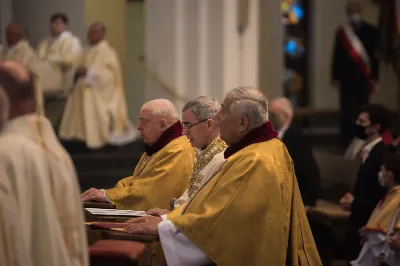 W poniedziałek 18 maja o godz. 18.00 w naszej Katedrze miało miejsce dziękczynienie w stulecie urodzin Karola Wojtyły – św. Jana Pawła II. W tym dniu dziękowaliśmy również i modliliśmy się w intencji naszych Księży Biskupów: Jana – z racji 20. rocznicy sakry biskupiej oraz Kazimierza – z racji 60. rocznicy święceń kapłańskich, a także w intencji naszego Księdza Infułata Stanisława w 60. rocznicę święceń kapłańskich. Eucharystii przewodniczył bp Jan Wątroba. Mszę św. koncelebrowali: bp Kazimierz Górny, bp Edward Białogłowski, infułaci: ks. Stanisław Mac i ks. Wiesław Szurek, księża dziekani oraz duchowni z różnych instytucji diecezji rzeszowskiej.  W Mszy św. uczestniczyły władze państwowe i samorządowe oraz służby mundurowe. fot. Dariusz Kamiński (fotografiarzeszow.com.pl)