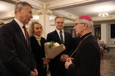 W liturgiczne wspomnienie św. Jana Apostoła (27 grudnia) w katedrze rzeszowskiej celebrowano Eucharystię, której przewodniczył bp Jan Wątroba. Mszę św. koncelebrował abp Edward Nowak, bp Edward Białogłowski, a także ok. 60 kapłanów, którzy wraz z przedstawicielami wspólnot, stowarzyszeń i instytucji modlili się w intencji Biskupa Rzeszowskiego z okazji jego imienin.
Homilię wygłosił ks. Janusz Kosior, proboszcz parafii pw. św. Jadwigi Królowej w Rzeszowie.
Na zakończenie Mszy św. bp Jan Wątroba podziękował za modlitwę i życzenia. 
fot. ks. Jakub Oczkowicz
