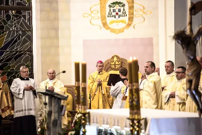 W liturgiczne święto św. Jana Apostoła i Ewangelisty, w katedrze rzeszowskiej duchowni i świeccy modlili się w intencji bp. Jana Wątroby. Eucharystię, której przewodniczył Solenizant, koncelebrowali: bp Kazimierz Górny, bp Edward Białogłowski oraz 56 księży.  fot. Dariusz Kamiński (https://fotografiarzeszow.com.pl)