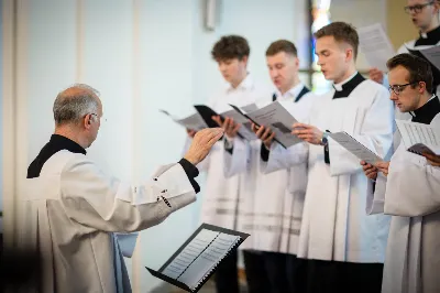 „Na swoje życie i swoje kapłaństwo trzeba popatrzeć w świetle Bożej miłości. Inaczej go nie pojmiemy ani my, ani ci, którzy będą na nas patrzeć” – mówił bp Jan Wątroba podczas Mszy św. z udzieleniem święceń prezbiteratu. 4 czerwca 2022 r. w kościele katedralnym jedenastu diakonów diecezji rzeszowskiej przyjęło sakrament kapłaństwa.
Do grona neoprezbiterów diecezji rzeszowskiej należą: ks. Sebastian Bełz z parafii w Nienadówce, ks. Krzysztof Lampart z parafii w Rudnej Wielkiej, ks. Mateusz Łachmanek z parafii w Lipinkach, ks. Karol Migut z parafii w Jasionce, ks. Marcin Murawski z parafii katedralnej w Rzeszowie, ks. Adrian Pazdan z parafii w Zagorzycach, ks. Tomasz Sienicki z parafii w Bieździedzy, ks. Dominik Świeboda z parafii w Palikówce, ks. Piotr Wąsacz z parafii bł. Władysława Findysza w Rzeszowie, ks. Mateusz Wojtuń z parafii w Święcanach oraz ks. Wiktor Zoła z parafii w Cieklinie.
Mszy św. przewodniczył i święceń udzielił bp Jan Wątroba. Eucharystię koncelebrowało około osiemdziesięciu księży, m.in: przełożeni Wyższego Seminarium Duchownego w Rzeszowie oraz proboszczowie i wikariusze z parafii rodzinnych neoprezbiterów. W Mszy św. uczestniczył abp Edward Nowak, bp Kazimierz Górny i bp Edward Białogłowski.
Zebranych w kościele katedralnym powitał ks. Krzysztof Gołąbek, proboszcz parafii.
W homilii bp Jan Wątroba nawiązał do słów z Ewangelii według św. Jana w których Chrystus tłumaczy co to znaczy być dobrym pasterzem. „Być kapłanem w Kościele Chrystusowym to znaczy mieć udział w Jego pasterskiej misji i stale upodabniać się do Dobrego Pasterza, który zna owce, karmi je, broni i jest gotów oddać życie dla ich dobra” – mówił hierarcha.
Po homilii odbył się obrzędy święceń: przyrzeczenie czci i posłuszeństwa Biskupowi Ordynariuszowi, Litania do Wszystkich Świętych podczas której kandydaci leżeli krzyżem, nałożenie rąk, modlitwa święceń oraz namaszczenie rąk krzyżmem i wręczenie chleba i wina. Podczas Liturgii Eucharystycznej nowo wyświęceni po raz pierwszy wyciągnęli dłonie nad chlebem i winem wypowiadając słowa konsekracji.
Na zakończenie Mszy św. ks. Tomasz Sienicki, podziękował w imieniu nowo wyświęconych wszystkim, którzy przyczynili się do przygotowania ich do kapłaństwa. Słowa wdzięczności, m.in. przełożonym Wyższego Seminarium Duchownego w Rzeszowie i rodzicom neoprezbiterów, wypowiedział bp Jan Wątroba. 
W drodze do zakrystii neoprezbiterzy zatrzymali się przy figurze Matki Bożej Fatimskiej zawierzając swoje kapłaństwo Matce Bożej.
W niedzielę, 5 czerwca, w Uroczystość Zesłania Ducha Świętego, neoprezbiterzy będą sprawować w swoich rodzinnych parafiach uroczyste Msze św. prymicyjne, a w najbliższych tygodniach otrzymają skierowania do parafii.

Fot. ks. Jakub Nagi oraz biala-wrona.pl
