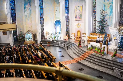 „Nasza wdzięczność jest szczególna wobec osób konsekrowanych za ich czytelne świadectwo wiary i za to, że żyjąc wiarą na co dzień ukazują chrystusowy styl życia” – mówił biskup Jan Wątroba podczas Mszy św. w katedrze rzeszowskiej w święto Ofiarowania Pańskiego. W Eucharystii, z okazji swojego święta patronalnego, uczestniczyły osoby konsekrowane posługujące w diecezji rzeszowskiej.
Mszy św. w katedrze rzeszowskiej przewodniczył bp Jan Wątroba, który modlił się w intencji osób konsekrowanych, przeżywających w święto Ofiarowania Pańskiego (02.02.) swoje święto patronalne. Eucharystię koncelebrował ks. Stanisław Kamiński, wikariusz biskupi ds. zakonnych, a także 9 kapłanów.
Na początku Mszy św. ks. Stanisław Kamiński powitał zebranych i wprowadził w przeżywaną liturgię. Następnie odbył się obrzęd błogosławieństwa świec i procesja z dolnego kościoła do głównej części katedry rzeszowskiej
Homilię wygłosił bp Jan Wątroba, który w pierwszej części, odnosząc się do przeżywanego święta, nawiązał do postawy Matki Najświętszej i św. Józefa. „Maryja uczy nas, że wierność Bogu oznacza wypełnianie prawa Bożego. Ona wypełniła wszystko bez wyjątku. Choć sama nie potrzebowała oczyszczenia, pozostała jednak posłuszna prawu. Skromna, prosta, uboga kobieta, poddana Bogu. W postawie Maryi i Józefa można dostrzec piękną lekcję dla rodziców i wychowawców. Rodzice powinni przedstawiać, czyli zawierzać swoje dzieci Panu Bogu. To jest gest wdzięczności wobec Stwórcy, a także znak wielkiej pokory wobec niełatwej misji rodzicielskiej i wychowawczej. Pełny rozwój człowieka dokonuje się dzięki Bożej łasce, a rodzice powinni się czuć narzędziem Bożej łaski, dlatego powinni często błogosławić swoje dzieci, modlić się za nie i z nimi oraz wciąż na nowo zawierzać je Panu Bogu” – mówił bp Wątroba.
Biskup Rzeszowski odnosząc się do obchodzonego Dnia życia konsekrowanego powiedział: „Trzy elementy wspólnoty: słowo, wierność i otwarcie na Ducha Świętego stanowią istotę życia każdej osoby konsekrowanej. Rozważać słowo Boże, trwać wiernie na modlitwie i być otwartym na to, co Duch Święty chce nam powiedzieć, to wypełnić powołanie do życia konsekrowanego, a jednocześnie wyznać wiarę w Kościół Chrystusowy. Nasza wdzięczność jest szczególna wobec osób konsekrowanych za ich czytelne świadectwo wiary i za to, że żyjąc wiarą na co dzień ukazują chrystusowy styl życia. Towarzyszą nam przez swoją pełną zatroskania miłosierną obecność, ale także przez milczącą obecność przepełnioną modlitwą w intencjach Kościoła, świata, a także poszczególnych osób i wspólnot”.
Po homilii osoby konsekrowane zgromadzone w katedrze odnowiły swoje przyrzeczenia.
Na zakończenie liturgii s. Agata Jakieła CSFN, referentka diecezjalna ds. życia konsekrowanego, podziękowała bp. Janowi Wątrobie za przewodniczenie liturgii i modlitwę w intencji osób życia konsekrowanego.
W Eucharystii w rzeszowskiej katedrze uczestniczyło prawie 100 osób życia konsekrowanego, a pośród nich ojcowie i bracia zakonni, siostry zakonne, wdowy i dziewice konsekrowane oraz członkowie instytutów świeckich. Śpiewy podczas liturgii wykonała Katedralna Schola Liturgiczna pod dyrekcją ks. Juliana Wybrańca, a przy organach zasiadł katedralny organista – Wiesław Siewierski. 

fot. Jola Warchoł