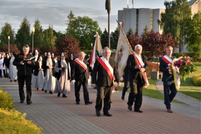 2 czerwca 2021 r., w 30. rocznicę wizyty Jana Pawła II w Rzeszowie, bp Kazimierz Górny i Tadeusz Ferenc odsłonili, a bp Jan Wątroba poświęcił pomnik św. Jana Pawła II w Parku Papieskim w Rzeszowie.  Odsłonięcie i poświęcenie poprzedziła Msza św. w naszej Katedrze pod przewodnictwem bpa Jana Wątroby. Eucharystię koncelebrował bp Edward Białogłowski, abp Edward Nowak i blisko 20 księży. We Mszy św. uczestniczył bp Kazimierz Górny.  Homilię wygłosił bp Edward Białogłowski. Po Komunii Świętej abp Edward Nowak, były sekretarz Kongregacji Spraw Kanonizacyjnych, powiedział o swojej współpracy z Janem Pawłem II.  Po Mszy św. jej uczestnicy przeszli do Parku Papieskiego. Krótkie przemówienia wygłosili: Ewa Leniart, wojewoda podkarpacki, Marek Bajdak, pełniący funkcję prezydenta Rzeszowa, Mieczysław Janowski, były prezydent Rzeszowa i bp Kazimierz Górny, pierwszy ordynariusz diecezji rzeszowskiej.  Pomnik odsłonił bp Kazimierz Górny i Tadeusz Ferenc, były prezydent Rzeszowa, a poświęcania dokonał bp Jan Wątroba.  Na początku października 2020 r. w Parku Papieskim zamontowano pomnik św. Jana Pawła II, który zastąpił obelisk z tablicą upamiętniającą pobyt papieża w Rzeszowie (obelisk umieszczono kilka metrów obok pomnika). Czterometrowy pomnik przedstawia Ojca Świętego ubranego w liturgiczne szaty, siedzącego na granitowym tronie. Papież w jednej ręce trzyma księgę Pisma Świętego, a drugą wykonuje gest błogosławieństwa. Odlew został wykonany z brązu. Całość znajduje się na granitowym podeście, który oplatają metalowe róże.  Pomnik zaprojektował Eliasz Dyrow, 26-letni malarz i rzeźbiarz z Jarosławia. Dyrow urodził się w polskiej rodzinie mieszkającej w Kijowie. W 2011 r., w ramach repatriacji, przyjechał do Jarosławia, gdzie ukończył Liceum Plastyczne, a następnie Wydział Sztuki Uniwersytetu Rzeszowskiego.  fot. ks. Tomasz Nowak 