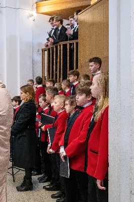 O świcie w Niedzielę Zmartwychwstania została odprawiona uroczysta Mszy św. w rzeszowskiej katedrze. Eucharystię poprzedziła procesja rezurekcyjna z Najświętszym Sakramentem. W oprawie muzycznej celebracji wziął udział katedralny chór chłopięco-męski Pueri Cantores Resovienses oraz katedralna orkiestra dęta.
Dnia 31 marca 2024 r. o godz. 6 w rzeszowskiej katedrze na rozpoczęcie procesji rezurekcyjnej rozbrzmiało zawołanie: „Chrystus zmartwychwstał, prawdziwie zmartwychwstał”. Wyrazem radości paschalnej była procesja z Najświętszym Sakramentem dokoła katedry z udziałem licznie zgromadzonych wiernych, straży grobowej i orkiestry dętej.
Po zakończonej procesji, została odprawiona uroczysta Eucharystia pod przewodnictwem ks. Krzysztofa Gołąbka, prepozyta rzeszowskiej kapituły katedralnej i proboszcza miejscowej wspólnoty parafialnej. Homilię wygłosił ks. Michał Rurak, penitencjarz kapituły, który zachęcał do zgłębiania tajemnicy zmartwychwstania.

„Zmartwychwstania jest czymś jedynym i wyjątkowym w swoim rodzaju. Łatwo napisać i powiedzieć czym zmartwychwstanie nie jest. Ale napisać i powiedzieć czym zmartwychwstanie jest, to zadanie na całe życie, i to nie tylko dla teologa czy księdza. To zadanie dla każdego z nas. Najważniejsze zadanie w życiu, bo ono zdecyduje co z nami będzie” – mówił kaznodzieja.
Ks. Rurak ukazał konsekwencje zmartwychwstania Chrystusa dla każdego wierzącego w kontekście całej historii Boga i człowieka. Mówił: „Zmartwychwstanie nie dotyczy tylko przyszłości, czasu po śmierci. Ono ma także znaczenie dla naszej doczesności. Bo skoro życie ma prowadzić do Zmartwychwstania, to znaczy, że ma wartość samo w sobie, że trzeba je szanować i jak najlepiej przeżyć.”
Na zakończenie Eucharystii transmitowanej przez katolickie Radio „VIA”, katedralny chór chłopięco-męski Pueri Cantores Resovienses pod dyrekcją Aleksandry Fiołek-Matuszewskiej wykonał uroczyste „Alleluja” z oratorium G.F. Haendla. Po zakończonej Mszy św. rezurekcyjnej katedralna orkiestra dęta pod batutą Tadeusza Cielaka odegrała radosne utwory wielkanocne. fot. Joanna Prasoł