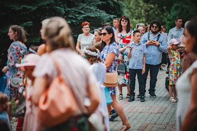 30 sierpnia 2020 r. do Parku Papieskiego w Rzeszowie na diecezjalne dożynki przyjechało 49 delegacji z dożynkowymi wieńcami.  Już o godz. 11.00 plac przed znajdującą się w Parku Papieskim sceną wypełniły delegacje z parafii diecezji rzeszowskiej. W sumie zarejestrowano 49 delegacje. Tegoroczną obsługę dożynek, w tym przygotowanie liturgii, zapewnili wierni i duszpasterze z dekanatu Sokołów Małopolski. O godz. 11.30 prof. Kazimierz Ożóg, mieszkaniec Górna, zaprezentował kilka myśli na temat chleba i godności pracy rolnika. Na scenie wystąpił zespół „Młody Duch i Przyjaciele” kierowany przez Dariusza Kosaka. Przed rozpoczęciem Mszy św. ks. Jerzy Uchman, diecezjalny duszpasterz rolników, przywitał przybyłych do Rzeszowa rolników, ogrodników, sadowników i pszczelarzy, wśród nich starostów dożynek Jerzego i Zofię Bednarzów z Kamienia, a także obecnych na Mszy św. parlamentarzystów, władze państwowe i samorządowe, służby mundurowe oraz poczty sztandarowe. Mszy św. przewodniczył bp Edward Białogłowski. W koncelebrze uczestniczył bp Kazimierz Górny oraz czternastu księży. W długiej procesji z darami do ołtarza podeszły delegacje wszystkich obecnych parafii przynosząc chleby i owoce. Dary te zostały przekazane Rzeszowskiemu Towarzystwu Pomocy im. św. Brata Alberta. Na zakończenie liturgii bp Białogłowski pobłogosławił przyniesione płody ziemi oraz ziarno na zasiew. Po błogosławieństwie poszczególne delegacje, przedstawiane przez ks. Jana Szczupaka, wikariusza biskupiego ds. społecznych, prezentowały swoje wieńce.  fot. ks. Tomasz Nowak