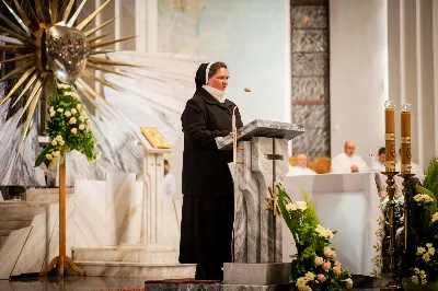 Mszy Świętej w święto Ofiarowania Pańskiego przewodniczył bp Jan Wątroba. W Eucharystii z okazji Dnia Życia Konsekrowanego uczestniczyli przedstawiciele sióstr i braci zakonnych, pustelnic, dziewic i wdów konsekrowanych oraz członków instytutów świeckich. Eucharystię koncelebrował ks. Stanisław Kamiński, wikariusz biskupi ds. zakonnych, a także 8 kapłanów. Homilię wygłosił bp Jan Wątroba. Śpiew podczas Mszy Świętej prowadziła Katedralna Schola Liturgiczna pod kierunkiem ks. Juliana Wybrańca przy akompaniamencie organowym Wiesława Siewierskiego. Fot. Paulina Lęcznar