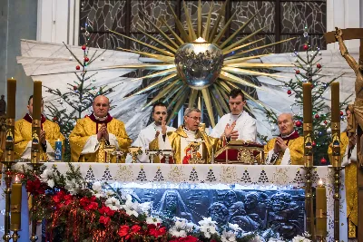 Pasterce w naszej Katedrze przewodniczył bp Jan Wątroba. Czuwanie przed Pasterką prowadziła młodzież naszej parafii. fot. Fotografiarzeszow