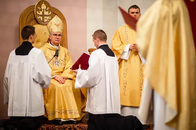 „Na swoje życie i swoje kapłaństwo trzeba popatrzeć w świetle Bożej miłości. Inaczej go nie pojmiemy ani my, ani ci, którzy będą na nas patrzeć” – mówił bp Jan Wątroba podczas Mszy św. z udzieleniem święceń prezbiteratu. 4 czerwca 2022 r. w kościele katedralnym jedenastu diakonów diecezji rzeszowskiej przyjęło sakrament kapłaństwa.
Do grona neoprezbiterów diecezji rzeszowskiej należą: ks. Sebastian Bełz z parafii w Nienadówce, ks. Krzysztof Lampart z parafii w Rudnej Wielkiej, ks. Mateusz Łachmanek z parafii w Lipinkach, ks. Karol Migut z parafii w Jasionce, ks. Marcin Murawski z parafii katedralnej w Rzeszowie, ks. Adrian Pazdan z parafii w Zagorzycach, ks. Tomasz Sienicki z parafii w Bieździedzy, ks. Dominik Świeboda z parafii w Palikówce, ks. Piotr Wąsacz z parafii bł. Władysława Findysza w Rzeszowie, ks. Mateusz Wojtuń z parafii w Święcanach oraz ks. Wiktor Zoła z parafii w Cieklinie.
Mszy św. przewodniczył i święceń udzielił bp Jan Wątroba. Eucharystię koncelebrowało około osiemdziesięciu księży, m.in: przełożeni Wyższego Seminarium Duchownego w Rzeszowie oraz proboszczowie i wikariusze z parafii rodzinnych neoprezbiterów. W Mszy św. uczestniczył abp Edward Nowak, bp Kazimierz Górny i bp Edward Białogłowski.
Zebranych w kościele katedralnym powitał ks. Krzysztof Gołąbek, proboszcz parafii.
W homilii bp Jan Wątroba nawiązał do słów z Ewangelii według św. Jana w których Chrystus tłumaczy co to znaczy być dobrym pasterzem. „Być kapłanem w Kościele Chrystusowym to znaczy mieć udział w Jego pasterskiej misji i stale upodabniać się do Dobrego Pasterza, który zna owce, karmi je, broni i jest gotów oddać życie dla ich dobra” – mówił hierarcha.
Po homilii odbył się obrzędy święceń: przyrzeczenie czci i posłuszeństwa Biskupowi Ordynariuszowi, Litania do Wszystkich Świętych podczas której kandydaci leżeli krzyżem, nałożenie rąk, modlitwa święceń oraz namaszczenie rąk krzyżmem i wręczenie chleba i wina. Podczas Liturgii Eucharystycznej nowo wyświęceni po raz pierwszy wyciągnęli dłonie nad chlebem i winem wypowiadając słowa konsekracji.
Na zakończenie Mszy św. ks. Tomasz Sienicki, podziękował w imieniu nowo wyświęconych wszystkim, którzy przyczynili się do przygotowania ich do kapłaństwa. Słowa wdzięczności, m.in. przełożonym Wyższego Seminarium Duchownego w Rzeszowie i rodzicom neoprezbiterów, wypowiedział bp Jan Wątroba. 
W drodze do zakrystii neoprezbiterzy zatrzymali się przy figurze Matki Bożej Fatimskiej zawierzając swoje kapłaństwo Matce Bożej.
W niedzielę, 5 czerwca, w Uroczystość Zesłania Ducha Świętego, neoprezbiterzy będą sprawować w swoich rodzinnych parafiach uroczyste Msze św. prymicyjne, a w najbliższych tygodniach otrzymają skierowania do parafii.

Fot. ks. Jakub Nagi oraz biala-wrona.pl
