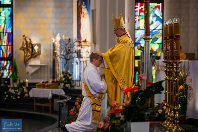 27 maja 2023 r. w Katedrze Rzeszowskiej sześciu diakonów naszej diecezji przyjęło sakrament kapłaństwa.
Do grona neoprezbiterów diecezji rzeszowskiej należą: ks. Mikołaj Czurczak z parafii pw. Znalezienia Krzyża Świętego w Niebylcu, ks. Sebastian Drzał z parafii pw. Miłosierdzia Bożego w Łukawcu, ks. Damian Knapik z parafii pw. Najświętszego Serca Pana Jezusa w Pagorzynie, ks. Michał Mycek z parafii pw. Narodzenia Najświętszej Maryi Panny w Sędziszowie Małopolskim, ks. Jakub Ochoński z parafii pw. Św. Michała Archanioła w Rzeszowie, ks. Rafał Szpunar z parafii pw. Św. Stanisława Kostki w Jasionce.
Mszy św. przewodniczył i święceń udzielił biskup Jan Wątroba. Eucharystię koncelebrowało około 70 księży, m.in: przełożeni Wyższego Seminarium Duchownego w Rzeszowie oraz proboszczowie i wikariusze z parafii rodzinnych neoprezbiterów. W Eucharystii uczestniczył arcybiskup Edward Nowak, biskup Kazimierz Górny i biskup Edward Białogłowski.
W niedzielę, 28 maja, w Uroczystość Zesłania Ducha Świętego, neoprezbiterzy będą sprawować w swoich rodzinnych parafiach uroczyste Msze św. prymicyjne, a w najbliższych tygodniach otrzymają skierowania do parafii. 
fot. Piotr Szorc