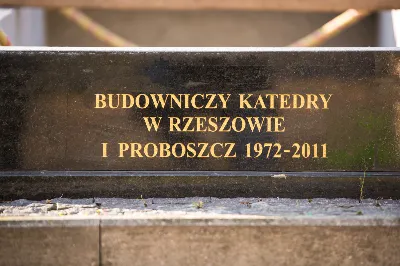 W czwartek 5 listopada o godz. 11.00 Mszą Świętą pogrzebową pożegnaliśmy śp. ks. inf. Stanisława Maca - pierwszego proboszcza i budowniczego Rzeszowskiej Katedry, byłego prepozyta Kapituły Katedralnej i długoletniego dziekana dekanatu Rzeszów – Katedra.  Mszy Świętej przewodniczył bp Jan Wątroba, homilię wygłosił ks. Stanisław Potera. W koncelebrze uczestniczył bp Stanisław Jamrozek - biskup pomocniczy przemyski i ok. 50 księży. fot. Dariusz Kamiński Fotografiarzeszow