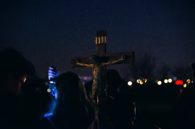 W piątek 5.04.2019 r. o godz. 20.00 odbyła się Droga Krzyżowa w Parku Papieskim. Nabożeństwu przewodniczył ks. Marcin Pater. fot. Dariusz Kamiński