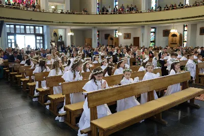 Maj to dla wielu najpiękniejszy miesiąc w roku. W liturgii Kościoła szczególnie wtedy czcimy Maryję oraz radujemy się ze Zmartwychwstania Pańskiego. W niedzielę 8 maja w naszej Katedrze dzieci z klas III doświadczyły równie wielkiej radości po raz pierwszy w pełni uczestnicząc we Mszy Świętej. To niezwykłe spotkanie z Chrystusem w Komunii Świętej zostało poprzedzone przygotowaniem poprzez katechezy w szkole i spotkania w parafii, a także spowiedzią. Poprzez niedzielne Eucharystie o godz. 12.00 i 13.30 celebrowane przez ks. Krzysztofa Gołąbka, proboszcza naszej Katedry, 88 dzieci rozpoczęło wielką przygodę z Jezusem ukrytym w Najświętszym Sakramencie. Towarzyszyli im rodzice, którzy wraz ze swoimi dziećmi przygotowywali się do tego wydarzenia, a także najbliższa rodzina. Posługę w liturgii Mszy Świętej pełniły dzieci pierwszokomunijne oraz ich rodzice.
Wielka radość serc dzieci komunijnych promieniowała na wszystkich uczestników Mszy Świętej i przypominała zebranym na liturgii, że spotkanie z Jezusem Eucharystycznym to przywilej i wielkie szczęście. Czas tej wielkiej radości został przedłużony przez „Biały Tydzień”, w którym dzieci uczestniczyły w wieczornej Eucharystii, przyjmując Jezusa do swoich serc. 

Wszystkim dzieciom, które w tym roku przeżywały swoją Pierwszą Komunię Świętą, życzymy, aby nie gasł w nich zapał do poznawania Jezusa i Jego nauki, a radość, jaka towarzyszyła tym dniom, była nieodłączną towarzyszką ich spotkań z Jezusem w Eucharystii. A s. Julicie i ks. Julianowi dziękujemy za serce włożone w przygotowanie dzieci do tego wielkiego wydarzenia.

fot. Paweł Styka