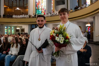 W Wielki Czwartek o godz. 10.00 w naszej Katedrze bp Jan Wątroba przewodniczył Mszy Krzyżma. Jest ona wyrazem jedności i wspólnoty duchowieństwa diecezji. Podczas tej Mszy Świętej biskup poświęcił olej chorych, katechumenów oraz olej krzyżma. Księża koncelebrujący z biskupem Eucharystię odnowili przyrzeczenia kapłańskie. W koncelebrze wzięli udział bp Kazimierz Górny, bp Edward Białogłowski oraz ponad 200 kapłanów z całej diecezji. W Eucharystii wzięli również udział licznie zebrani ministranci, lektorzy, animatorzy, ceremoniarze, członkowie scholi parafialnych i dziewczęcej służby maryjnej. Podczas Mszy Świętej zaśpiewał chór męski pod dyrekcją ks. Andrzeja Widaka. Przy organach zasiadł ks. Julian Wybraniec. fot. Piotr Szorc