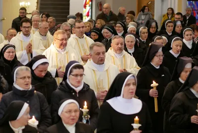 2 lutego 2019 r., w Święto Ofiarowania Pańskiego, w naszej Katedrze spotkały się osoby konsekrowane z diecezji rzeszowskiej. Po godzinnej adoracji Najświętszego Sakramentu uczestniczyli w Mszy św., której przewodniczył bp Jan Wątroba. Eucharystię koncelebrowali: ks. Stanisław Mac, emerytowany proboszcz parafii katedralnej, ks. Stanisław Kamiński, wikariusz biskupim ds. zakonnych oraz w większości duchowni zakonni. Na terenie diecezji rzeszowskiej mieszka, modli się i pracuje blisko 500 osób konsekrowanych. W 64 domach zakonnych żeńskich pracuje 329 sióstr zrzeszonych w 20 instytutach zakonnych, a w 11 domach zakonnych męskich – 130 zakonników zrzeszonych w 9 instytutach. Ponadto działają instytuty świeckie oraz wdowy i dziewice konsekrowane. fot. ks. Tomasz Nowak