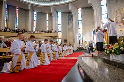 „Na swoje życie i swoje kapłaństwo trzeba popatrzeć w świetle Bożej miłości. Inaczej go nie pojmiemy ani my, ani ci, którzy będą na nas patrzeć” – mówił bp Jan Wątroba podczas Mszy św. z udzieleniem święceń prezbiteratu. 4 czerwca 2022 r. w kościele katedralnym jedenastu diakonów diecezji rzeszowskiej przyjęło sakrament kapłaństwa.
Do grona neoprezbiterów diecezji rzeszowskiej należą: ks. Sebastian Bełz z parafii w Nienadówce, ks. Krzysztof Lampart z parafii w Rudnej Wielkiej, ks. Mateusz Łachmanek z parafii w Lipinkach, ks. Karol Migut z parafii w Jasionce, ks. Marcin Murawski z parafii katedralnej w Rzeszowie, ks. Adrian Pazdan z parafii w Zagorzycach, ks. Tomasz Sienicki z parafii w Bieździedzy, ks. Dominik Świeboda z parafii w Palikówce, ks. Piotr Wąsacz z parafii bł. Władysława Findysza w Rzeszowie, ks. Mateusz Wojtuń z parafii w Święcanach oraz ks. Wiktor Zoła z parafii w Cieklinie.
Mszy św. przewodniczył i święceń udzielił bp Jan Wątroba. Eucharystię koncelebrowało około osiemdziesięciu księży, m.in: przełożeni Wyższego Seminarium Duchownego w Rzeszowie oraz proboszczowie i wikariusze z parafii rodzinnych neoprezbiterów. W Mszy św. uczestniczył abp Edward Nowak, bp Kazimierz Górny i bp Edward Białogłowski.
Zebranych w kościele katedralnym powitał ks. Krzysztof Gołąbek, proboszcz parafii.
W homilii bp Jan Wątroba nawiązał do słów z Ewangelii według św. Jana w których Chrystus tłumaczy co to znaczy być dobrym pasterzem. „Być kapłanem w Kościele Chrystusowym to znaczy mieć udział w Jego pasterskiej misji i stale upodabniać się do Dobrego Pasterza, który zna owce, karmi je, broni i jest gotów oddać życie dla ich dobra” – mówił hierarcha.
Po homilii odbył się obrzędy święceń: przyrzeczenie czci i posłuszeństwa Biskupowi Ordynariuszowi, Litania do Wszystkich Świętych podczas której kandydaci leżeli krzyżem, nałożenie rąk, modlitwa święceń oraz namaszczenie rąk krzyżmem i wręczenie chleba i wina. Podczas Liturgii Eucharystycznej nowo wyświęceni po raz pierwszy wyciągnęli dłonie nad chlebem i winem wypowiadając słowa konsekracji.
Na zakończenie Mszy św. ks. Tomasz Sienicki, podziękował w imieniu nowo wyświęconych wszystkim, którzy przyczynili się do przygotowania ich do kapłaństwa. Słowa wdzięczności, m.in. przełożonym Wyższego Seminarium Duchownego w Rzeszowie i rodzicom neoprezbiterów, wypowiedział bp Jan Wątroba. 
W drodze do zakrystii neoprezbiterzy zatrzymali się przy figurze Matki Bożej Fatimskiej zawierzając swoje kapłaństwo Matce Bożej.
W niedzielę, 5 czerwca, w Uroczystość Zesłania Ducha Świętego, neoprezbiterzy będą sprawować w swoich rodzinnych parafiach uroczyste Msze św. prymicyjne, a w najbliższych tygodniach otrzymają skierowania do parafii.

Fot. ks. Jakub Nagi oraz biala-wrona.pl
