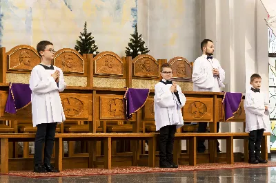 W IV Niedzielę Adwentu (19 grudnia) 3 chłopców (Oliwier, Sebastian i Dawid) podczas Mszy Świętej o godz. 12.00 zostało przyjętych przez ks. Krzysztofa Gołąbka – proboszcza naszej Katedry – do grona Liturgicznej Służby Ołtarza. Po rocznej formacji i odpowiednim przygotowaniu przez ks. Pawła Wójcika i ceremoniarza Rafała Waszczaka doczekali się tego wyjątkowego dnia, w którym mogli nałożyć kołnierzyki oraz otrzymać legitymacje ministranckie z ukończonym pierwszym stopniem choralisty. Cieszymy się, że powiększyło się grono LSO i jednocześnie zachęcamy innych młodych chłopców do służby przy ołtarzu. Fot. Joanna Prasoł