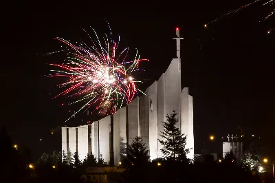 Drodzy Parafianie i Przyjaciele naszej Katedry!  Mamy to szczęście, że w nowy rok wchodzimy z Jezusem Chrystusem i pod opieką Jego Matki.  Dlatego z pokojem w sercu i z radością płynącą z przyjaźni z Bogiem pragniemy Wam życzyć, abyście w każdy dzień nowego roku byli głęboko przekonani o działaniu Bożej Opatrzności. Niech Was w tym utwierdza ogrom łask, jakie Bóg dla Was przygotował i towarzyszy Jego błogosławieństwo. fot. Joanna Prasoł