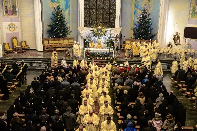 W liturgiczne święto św. Jana Apostoła i Ewangelisty, w katedrze rzeszowskiej duchowni i świeccy modlili się w intencji bp. Jana Wątroby. Eucharystię, której przewodniczył Solenizant, koncelebrowali: bp Kazimierz Górny, bp Edward Białogłowski oraz 56 księży.  fot. Dariusz Kamiński (https://fotografiarzeszow.com.pl)