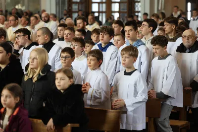 „Eucharystia powinna nas prowadzić do odkrycia kapłańskiej misji Ludu Bożego, kapłańskiej misji każdego z nas” – powiedział Biskup Rzeszowski podczas Mszy Wieczerzy Pańskiej, której przewodniczył w katedrze rzeszowskiej w Wielki Czwartek, 2 kwietnia 2026 r.
Podczas uroczystej liturgii Wielkiego Czwartku w katedrze rzeszowskiej, której przewodniczył bp Jan Wątroba, wierni zostali zaproszeni do refleksji nad tajemnicą Eucharystii, kapłaństwa oraz powołania całego Ludu Bożego do udziału w misji Chrystusa. Na zakończenie homilii biskup zachęcił do szczególnej modlitwy za kapłanów, zwłaszcza tych przeżywających trudności i kryzysy. „Panie Jezu, dobry pasterzu i towarzyszu wędrówki, dziś powierzamy Ci wszystkich kapłanów, ale zwłaszcza tych, którzy przechodzą chwilę kryzysu” – powiedział Biskup Rzeszowski. Wezwał także wspólnotę wiernych do troski o kapłanów poprzez modlitwę, życzliwość i wsparcie.
Wielkoczwartkowa liturgia w katedrze rzeszowskiej stała się nie tylko dziękczynieniem za dar Eucharystii i kapłaństwa, ale także wezwaniem do odnowienia świadomości odpowiedzialności każdego wiernego za życie Kościoła i świadectwo wiary w świecie. fot. ks. Jakub Oczkowicz