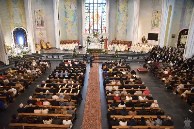 18 maja 2025 r., w katedrze rzeszowskiej celebrowano Eucharystię z okazji 25. rocznicy przyjęcia sakry biskupiej przez bp. Jana Wątrobę. Mszy św. przewodniczył Biskup Rzeszowski, zaś w koncelebrze wzięli udział: abp Józef Michalik, abp Adam Szal, bp Edward Białogłowski, bp Kazimierz Górny, bp Stanisław Jamrozek, bp Marian Rojek, bp Jan Śrutwa oraz kilkudziesięciu kapłanów. W Eucharystii uczestniczyły liczne delegacje osób życia konsekrowanego, przedstawiciele instytucji, fundacji i stowarzyszeń kościelnych. W katedrze rzeszowskiej obecni byli również parlamentarzyści sejmu i senatu, władze wojewódzkie, samorządowe, władze Rzeszowa, rektorzy wyższych uczelni, dyrektorzy instutucji regionalnych, kuratorium oświaty, a także szpitali. Homilię wygłosił bp Edward Białogłowski, biskup pomocniczy senior, który podkreślił, że świętowanie srebrnego jubileuszu Biskupa Rzeszowskiego wpisuje się w przeżywanie Roku Świętego, ale także kolejną rocznicę urodzin św. Jana Pawła II, rocznicę bitwy pod Monte Cassino, inaugurację pontyfikatu Ojca Świętego Leona XIV oraz rocznicę beatyfikacji Józef Sebastiana Pelczara. Na zakończenie liturgii Karolina i Dariusz Kosakowie z dziećmi, jako przedstawiciele diecezjan, przekazali życzenia Jubilatowi. W uroczystej liturgii wzięło udział kilkuset muzyków, chórzystów i członków orkiestr, którzy brali udział w projekcie „Podkarpacie śladami św. Jana Pawła II”. Przedsięwzięcie zostało zorganizowane przez Polski Związek Chórów i Orkiestr – Oddział w Rzeszowie. fot. ks. Jakub Oczkowicz