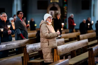 W czwartek (7 grudnia) w wigilię Niepokalanego Poczęcia NMP modliliśmy się śpiewem Akatystu ku czci Bogurodzicy. Śpiew prowadziła Katedralna Schola Liturgiczna pod dyrekcją ks. Juliana Wybrańca. Nabożeństwu przewodniczył ks. Jakub Oczkowicz.
fot. Tomasz Chrobak