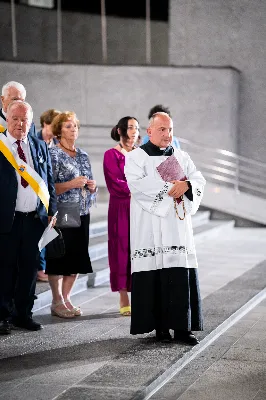 W środę 13 września przeżywaliśmy kolejne w tym roku Nabożeństwo Fatimskie. O godz. 18.40 zostały przedstawione prośby i podziękowania do Matki Bożej Fatimskiej, w intencji których sprawowana była także Msza Święta. Eucharystii przewodniczył i homilię wygłosił ks. Marek Kotwa – wikariusz parafii pw. Św. Michała Archanioła w Rzeszowie. Po Mszy Świętej wyruszyła procesja z figurą Matki Bożej, podczas której modlitwę różańcową prowadzili przedstawiciele parafii pw. Św. Jadwigi Królowej wraz ze swoimi duszpasterzami: ks. Tomaszem Gałuszką oraz ks. Łukaszem Mariuszycem, zaś figurę Matki Bożej nieśli przedstawiciele Bractwa św. Michała Archanioła, Rycerzy Kolumba oraz Związku Strzeleckiego "Strzelec". Modlitwę ubogaciła obecność Orkiestry Dętej pod dyrekcją Tadeusza Cielaka. Nabożeństwo zakończył Apel Jasnogórski. fot. Jola Warchoł