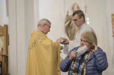 W kościele katedralnym w Rzeszowie bp Jan Wątroba przewodniczył Mszy św., która zainaugurowała fazę diecezjalną ogólnokościelnego synodu biskupów, który przebiega pod hasłem “W stronę Kościoła synodalnego. Komunia. Uczestnictwo. Misja”. W Eucharystii uczestniczył również bp Kazimierz Górny, kapłani odpowiedzialni za poszczególne duszpasterstwa w diecezji, siostry zakonne i świeccy.  Przed rozpoczęciem Eucharystii, ks. dr Rafał Flak, który jest dyrektorem wydziału duszpasterskiego, a także diecezjalnym koordynatorem synodu, wyjaśnił wiernym zebranym w katedrze czym jest rozpoczęty synod i jaka jest jego problematyka oraz jakie są oczekiwania Ojca Świętego, który zainicjował to wydarzenie.  “Synod jest synodem o tym, jaki teraz jest Kościół, jak bardzo jest prawdziwą wspólnotą i co możemy zrobić, żeby bardziej spełniał swoją misję. Synod ma tworzyć przestrzeń do wspólnej modlitwy i rozmowy oraz skłonić do zastanowienia się, jak wygląda nasze “podążanie razem”, bo to jest znaczenie terminu “synod”. Co jest w nim wyjątkowe? Że nie jest synodem wyłącznie biskupów, ale wszystkich wiernych” – podkreślał ks. Flak .  Powołując się na “Vademecum synodu o synodalności”, ks. Rafał Flak mówił, że na etapie diecezjalnym synodu konieczne jest doprowadzenie do spotkania na linii duchowni-świeccy, by nawzajem wypowiedzieć konstruktywne uwagi o Kościele dzisiaj. “Vademecum mówi także o tym, opisując dziewięć pułapek, w które można wpaść, organizując synodalne rozmowy. To na przykład słuchanie tylko tych, którzy już są zaangażowani w działalność Kościoła, skupianie się na sobie i na naglących troskach, dostrzeganie tylko “problemów” albo patrzenie na synodalność jak na “korporacyjne ćwiczenie strategiczne”, nie jak na proces duchowy, któremu przewodzi Duch Święty”.  W homilii bp Jan Wątroba powiedział, że synod jest “pójściem wspólną drogą”, na której znajdują się wierni tworzący Kościół i Chrystus będący centrum Kościoła. “Synod towarzyszy Kościołowi od samego początku istnienia, dlatego nie jest czymś nowym. To w taki wspólnotowy sposób, poprzez słuchanie Ducha Świętego, Kościół przez wieki był konfrontowany z różnymi wydarzeniami, zagrożeniami i wyzwaniami i w ten sposób je podejmował, rozwiązywał i podejmował ważne decyzje oraz dokonywał wyboru. Zawsze działo się to i dzieje dzisiaj przy wzywaniu Ducha Świętego i słuchaniu Go” – mówił bp Wątroba.  Biskup Rzeszowski podkreślał również, że Ojciec Święty Franciszek zaprosił cały Kościół, cały lud Boży, czyli wszystkich ochrzczonych niezależnie w jakim żyją stanie, środowisku, bez względu na to jaki jest poziom ich życia moralnego, jakie jest ich aktualne zaangażowanie w życie Kościoła. Wszyscy na mocy chrztu świętego są odpowiedzialni za Kościół, za jego kształt, misję, owocność jego działania oraz za to, na ile Kościół jest tym i taki jakim go chciał mieć Jezus. Wszyscy zatem jesteśmy odpowiedzialni za to, na ile nasz Kościół jest “jakby sakramentem zbawienia”, czyli “widzialnym znakiem, niewidzialnej łaski”. Więc każdy jest zaproszony do udziału w synodzie, którego kluczem oprócz słowa “droga”, jest “spotkanie”, “słuchanie”, “rozeznawanie” – wyjaśniał bp Wątroba.  Na zakończenie homilii bp Jan Wątroba zaprosił wszystkich obecnych w katedrze, a także słuchaczy Katolickiego Radia VIA do włączenia się w modlitwę za synod i o dobre jego owoce.   fot. Małgorzata Ryndak