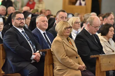 18 maja 2025 r., w katedrze rzeszowskiej celebrowano Eucharystię z okazji 25. rocznicy przyjęcia sakry biskupiej przez bp. Jana Wątrobę. Mszy św. przewodniczył Biskup Rzeszowski, zaś w koncelebrze wzięli udział: abp Józef Michalik, abp Adam Szal, bp Edward Białogłowski, bp Kazimierz Górny, bp Stanisław Jamrozek, bp Marian Rojek, bp Jan Śrutwa oraz kilkudziesięciu kapłanów. W Eucharystii uczestniczyły liczne delegacje osób życia konsekrowanego, przedstawiciele instytucji, fundacji i stowarzyszeń kościelnych. W katedrze rzeszowskiej obecni byli również parlamentarzyści sejmu i senatu, władze wojewódzkie, samorządowe, władze Rzeszowa, rektorzy wyższych uczelni, dyrektorzy instutucji regionalnych, kuratorium oświaty, a także szpitali. Homilię wygłosił bp Edward Białogłowski, biskup pomocniczy senior, który podkreślił, że świętowanie srebrnego jubileuszu Biskupa Rzeszowskiego wpisuje się w przeżywanie Roku Świętego, ale także kolejną rocznicę urodzin św. Jana Pawła II, rocznicę bitwy pod Monte Cassino, inaugurację pontyfikatu Ojca Świętego Leona XIV oraz rocznicę beatyfikacji Józef Sebastiana Pelczara. Na zakończenie liturgii Karolina i Dariusz Kosakowie z dziećmi, jako przedstawiciele diecezjan, przekazali życzenia Jubilatowi. W uroczystej liturgii wzięło udział kilkuset muzyków, chórzystów i członków orkiestr, którzy brali udział w projekcie „Podkarpacie śladami św. Jana Pawła II”. Przedsięwzięcie zostało zorganizowane przez Polski Związek Chórów i Orkiestr – Oddział w Rzeszowie. fot. ks. Jakub Oczkowicz
