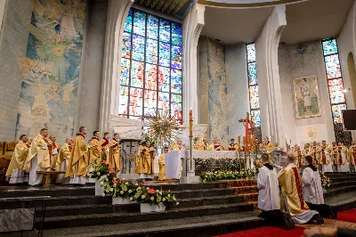 „Na swoje życie i swoje kapłaństwo trzeba popatrzeć w świetle Bożej miłości. Inaczej go nie pojmiemy ani my, ani ci, którzy będą na nas patrzeć” – mówił bp Jan Wątroba podczas Mszy św. z udzieleniem święceń prezbiteratu. 4 czerwca 2022 r. w kościele katedralnym jedenastu diakonów diecezji rzeszowskiej przyjęło sakrament kapłaństwa.
Do grona neoprezbiterów diecezji rzeszowskiej należą: ks. Sebastian Bełz z parafii w Nienadówce, ks. Krzysztof Lampart z parafii w Rudnej Wielkiej, ks. Mateusz Łachmanek z parafii w Lipinkach, ks. Karol Migut z parafii w Jasionce, ks. Marcin Murawski z parafii katedralnej w Rzeszowie, ks. Adrian Pazdan z parafii w Zagorzycach, ks. Tomasz Sienicki z parafii w Bieździedzy, ks. Dominik Świeboda z parafii w Palikówce, ks. Piotr Wąsacz z parafii bł. Władysława Findysza w Rzeszowie, ks. Mateusz Wojtuń z parafii w Święcanach oraz ks. Wiktor Zoła z parafii w Cieklinie.
Mszy św. przewodniczył i święceń udzielił bp Jan Wątroba. Eucharystię koncelebrowało około osiemdziesięciu księży, m.in: przełożeni Wyższego Seminarium Duchownego w Rzeszowie oraz proboszczowie i wikariusze z parafii rodzinnych neoprezbiterów. W Mszy św. uczestniczył abp Edward Nowak, bp Kazimierz Górny i bp Edward Białogłowski.
Zebranych w kościele katedralnym powitał ks. Krzysztof Gołąbek, proboszcz parafii.
W homilii bp Jan Wątroba nawiązał do słów z Ewangelii według św. Jana w których Chrystus tłumaczy co to znaczy być dobrym pasterzem. „Być kapłanem w Kościele Chrystusowym to znaczy mieć udział w Jego pasterskiej misji i stale upodabniać się do Dobrego Pasterza, który zna owce, karmi je, broni i jest gotów oddać życie dla ich dobra” – mówił hierarcha.
Po homilii odbył się obrzędy święceń: przyrzeczenie czci i posłuszeństwa Biskupowi Ordynariuszowi, Litania do Wszystkich Świętych podczas której kandydaci leżeli krzyżem, nałożenie rąk, modlitwa święceń oraz namaszczenie rąk krzyżmem i wręczenie chleba i wina. Podczas Liturgii Eucharystycznej nowo wyświęceni po raz pierwszy wyciągnęli dłonie nad chlebem i winem wypowiadając słowa konsekracji.
Na zakończenie Mszy św. ks. Tomasz Sienicki, podziękował w imieniu nowo wyświęconych wszystkim, którzy przyczynili się do przygotowania ich do kapłaństwa. Słowa wdzięczności, m.in. przełożonym Wyższego Seminarium Duchownego w Rzeszowie i rodzicom neoprezbiterów, wypowiedział bp Jan Wątroba. 
W drodze do zakrystii neoprezbiterzy zatrzymali się przy figurze Matki Bożej Fatimskiej zawierzając swoje kapłaństwo Matce Bożej.
W niedzielę, 5 czerwca, w Uroczystość Zesłania Ducha Świętego, neoprezbiterzy będą sprawować w swoich rodzinnych parafiach uroczyste Msze św. prymicyjne, a w najbliższych tygodniach otrzymają skierowania do parafii.

Fot. ks. Jakub Nagi oraz biala-wrona.pl
