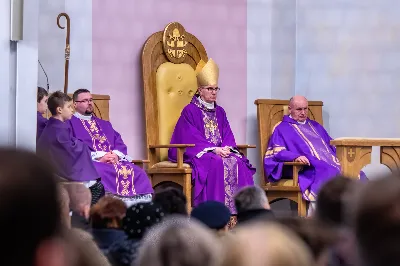 W Środę Popielcową (14 lutego) biskup Jan Wątroba odprawił w katedrze rzeszowskiej Mszę Świętą na rozpoczęcie Wielkiego Postu. Homilię wygłosił ks. dr Paweł Koleśnikowicz, który prowadzi rekolekcje wielkopostne w parafii katedralnej. Podczas Eucharystii odbył się obrzęd posypania głów popiołem. Śpiew podczas liturgii prowadziła Katedralna Schola Liturgiczna. Liturgia była transmitowana przez Radio VIA. fot. Joanna Prasoł