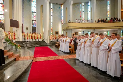 „Na swoje życie i swoje kapłaństwo trzeba popatrzeć w świetle Bożej miłości. Inaczej go nie pojmiemy ani my, ani ci, którzy będą na nas patrzeć” – mówił bp Jan Wątroba podczas Mszy św. z udzieleniem święceń prezbiteratu. 4 czerwca 2022 r. w kościele katedralnym jedenastu diakonów diecezji rzeszowskiej przyjęło sakrament kapłaństwa.
Do grona neoprezbiterów diecezji rzeszowskiej należą: ks. Sebastian Bełz z parafii w Nienadówce, ks. Krzysztof Lampart z parafii w Rudnej Wielkiej, ks. Mateusz Łachmanek z parafii w Lipinkach, ks. Karol Migut z parafii w Jasionce, ks. Marcin Murawski z parafii katedralnej w Rzeszowie, ks. Adrian Pazdan z parafii w Zagorzycach, ks. Tomasz Sienicki z parafii w Bieździedzy, ks. Dominik Świeboda z parafii w Palikówce, ks. Piotr Wąsacz z parafii bł. Władysława Findysza w Rzeszowie, ks. Mateusz Wojtuń z parafii w Święcanach oraz ks. Wiktor Zoła z parafii w Cieklinie.
Mszy św. przewodniczył i święceń udzielił bp Jan Wątroba. Eucharystię koncelebrowało około osiemdziesięciu księży, m.in: przełożeni Wyższego Seminarium Duchownego w Rzeszowie oraz proboszczowie i wikariusze z parafii rodzinnych neoprezbiterów. W Mszy św. uczestniczył abp Edward Nowak, bp Kazimierz Górny i bp Edward Białogłowski.
Zebranych w kościele katedralnym powitał ks. Krzysztof Gołąbek, proboszcz parafii.
W homilii bp Jan Wątroba nawiązał do słów z Ewangelii według św. Jana w których Chrystus tłumaczy co to znaczy być dobrym pasterzem. „Być kapłanem w Kościele Chrystusowym to znaczy mieć udział w Jego pasterskiej misji i stale upodabniać się do Dobrego Pasterza, który zna owce, karmi je, broni i jest gotów oddać życie dla ich dobra” – mówił hierarcha.
Po homilii odbył się obrzędy święceń: przyrzeczenie czci i posłuszeństwa Biskupowi Ordynariuszowi, Litania do Wszystkich Świętych podczas której kandydaci leżeli krzyżem, nałożenie rąk, modlitwa święceń oraz namaszczenie rąk krzyżmem i wręczenie chleba i wina. Podczas Liturgii Eucharystycznej nowo wyświęceni po raz pierwszy wyciągnęli dłonie nad chlebem i winem wypowiadając słowa konsekracji.
Na zakończenie Mszy św. ks. Tomasz Sienicki, podziękował w imieniu nowo wyświęconych wszystkim, którzy przyczynili się do przygotowania ich do kapłaństwa. Słowa wdzięczności, m.in. przełożonym Wyższego Seminarium Duchownego w Rzeszowie i rodzicom neoprezbiterów, wypowiedział bp Jan Wątroba. 
W drodze do zakrystii neoprezbiterzy zatrzymali się przy figurze Matki Bożej Fatimskiej zawierzając swoje kapłaństwo Matce Bożej.
W niedzielę, 5 czerwca, w Uroczystość Zesłania Ducha Świętego, neoprezbiterzy będą sprawować w swoich rodzinnych parafiach uroczyste Msze św. prymicyjne, a w najbliższych tygodniach otrzymają skierowania do parafii.

Fot. ks. Jakub Nagi oraz biala-wrona.pl
