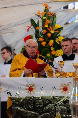 W Wielki Czwartek o godz. 10.00 w naszej Katedrze bp Jan Wątroba przewodniczył Mszy Krzyżma. Jest ona wyrazem jedności i wspólnoty duchowieństwa diecezji. Podczas tej Mszy Świętej biskup poświęcił olej chorych, katechumenów oraz olej krzyżma. Księża koncelebrujący z biskupem Eucharystię odnowili przyrzeczenia kapłańskie. W koncelebrze wzięli udział bp Kazimierz Górny, bp Edward Białogłowski oraz ponad 200 kapłanów z całej diecezji. W Eucharystii wzięli również udział licznie zebrani ministranci, lektorzy, animatorzy, ceremoniarze, członkowie scholi parafialnych i dziewczęcej służby maryjnej. Podczas Mszy Świętej zaśpiewał chór męski pod dyrekcją ks. Andrzeja Widaka. Przy organach zasiadł ks. Julian Wybraniec. fot. Piotr Szorc