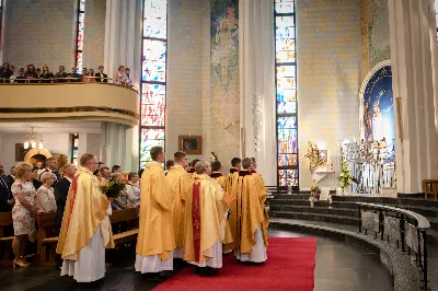 „Na swoje życie i swoje kapłaństwo trzeba popatrzeć w świetle Bożej miłości. Inaczej go nie pojmiemy ani my, ani ci, którzy będą na nas patrzeć” – mówił bp Jan Wątroba podczas Mszy św. z udzieleniem święceń prezbiteratu. 4 czerwca 2022 r. w kościele katedralnym jedenastu diakonów diecezji rzeszowskiej przyjęło sakrament kapłaństwa.
Do grona neoprezbiterów diecezji rzeszowskiej należą: ks. Sebastian Bełz z parafii w Nienadówce, ks. Krzysztof Lampart z parafii w Rudnej Wielkiej, ks. Mateusz Łachmanek z parafii w Lipinkach, ks. Karol Migut z parafii w Jasionce, ks. Marcin Murawski z parafii katedralnej w Rzeszowie, ks. Adrian Pazdan z parafii w Zagorzycach, ks. Tomasz Sienicki z parafii w Bieździedzy, ks. Dominik Świeboda z parafii w Palikówce, ks. Piotr Wąsacz z parafii bł. Władysława Findysza w Rzeszowie, ks. Mateusz Wojtuń z parafii w Święcanach oraz ks. Wiktor Zoła z parafii w Cieklinie.
Mszy św. przewodniczył i święceń udzielił bp Jan Wątroba. Eucharystię koncelebrowało około osiemdziesięciu księży, m.in: przełożeni Wyższego Seminarium Duchownego w Rzeszowie oraz proboszczowie i wikariusze z parafii rodzinnych neoprezbiterów. W Mszy św. uczestniczył abp Edward Nowak, bp Kazimierz Górny i bp Edward Białogłowski.
Zebranych w kościele katedralnym powitał ks. Krzysztof Gołąbek, proboszcz parafii.
W homilii bp Jan Wątroba nawiązał do słów z Ewangelii według św. Jana w których Chrystus tłumaczy co to znaczy być dobrym pasterzem. „Być kapłanem w Kościele Chrystusowym to znaczy mieć udział w Jego pasterskiej misji i stale upodabniać się do Dobrego Pasterza, który zna owce, karmi je, broni i jest gotów oddać życie dla ich dobra” – mówił hierarcha.
Po homilii odbył się obrzędy święceń: przyrzeczenie czci i posłuszeństwa Biskupowi Ordynariuszowi, Litania do Wszystkich Świętych podczas której kandydaci leżeli krzyżem, nałożenie rąk, modlitwa święceń oraz namaszczenie rąk krzyżmem i wręczenie chleba i wina. Podczas Liturgii Eucharystycznej nowo wyświęceni po raz pierwszy wyciągnęli dłonie nad chlebem i winem wypowiadając słowa konsekracji.
Na zakończenie Mszy św. ks. Tomasz Sienicki, podziękował w imieniu nowo wyświęconych wszystkim, którzy przyczynili się do przygotowania ich do kapłaństwa. Słowa wdzięczności, m.in. przełożonym Wyższego Seminarium Duchownego w Rzeszowie i rodzicom neoprezbiterów, wypowiedział bp Jan Wątroba. 
W drodze do zakrystii neoprezbiterzy zatrzymali się przy figurze Matki Bożej Fatimskiej zawierzając swoje kapłaństwo Matce Bożej.
W niedzielę, 5 czerwca, w Uroczystość Zesłania Ducha Świętego, neoprezbiterzy będą sprawować w swoich rodzinnych parafiach uroczyste Msze św. prymicyjne, a w najbliższych tygodniach otrzymają skierowania do parafii.

Fot. ks. Jakub Nagi oraz biala-wrona.pl
