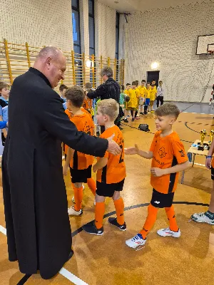 W sobotę 7 grudnia 2024 r. w Instytucie Teologiczno-Pastoralnym w Rzeszowie odbył się dekanalny turniej piłki nożnej o puchar Dziekana Dekanatu Rzeszów-Katedra. Zawody odbyły się w trzech kategoriach wiekowych i uczestniczyło w nich 12 drużyn. 
Turniej rozpoczął się modlitwą. Po uroczystym otwarciu zawodów, ministranci i lektorzy z poszczególnych kategorii wiekowych przystąpili do rywalizacji o puchar Księdza Dziekana Dekanatu Rzeszów-Katedra pod czujnym okiem sędziego Krzysztofa Kawy.
W kategorii „ministrantów” zgłosili się przedstawiciele parafii: św. Michała Archanioła, Najświętszego Serca Pana Jezusa, Wniebowzięcia NMP oraz MB Królowej Polski. Pierwsze miejsce i możliwość wzięcia udziału w rozgrywkach diecezjalnych uzyskali ministranci z Parafii Katedralnej. W tym miejscu chcemy podziękować Panu Tomaszowi Niziołowi, który od września bezpłatnie prowadzi treningi z chętnymi ministrantami naszej parafii. Efekty są widoczne.
W kategorii „lektorów młodszych”. Zgłosiły się drużyny z parafii: Opatrzności Bożej, Wniebowzięcia NMP, MB Królowej Polski oraz Katedry. Zwycięzcą z możliwością wzięcia udziału w dalszym etapie eliminacji do Mistrzostw Polski zostali lektorzy z Parafii Opatrzności Bożej. Do rozgrywek w najstarszej grupie wiekowej zgłosiły się drużyny z parafii: Wniebowzięcia NMP, św. Michała Archanioła i Katedry. Pierwsze miejsce zajęła Parafia św. św. Michała Archanioła w Rzeszowie i to oni będą reprezentować dekanat w turnieju na szczeblu diecezjalnym.

Katedralni ministranci i lektorzy zdobyli: 
Ministranci – ZŁOTO 
Lektorzy młodsi – BRĄZ 
Lektorzy starsi – SREBRO 

Na zakończenie turnieju ks. Dziekan Krzysztof Gołąbek i ks. Paweł Wójcik – dekanalny duszpasterz LSO pogratulowali wszystkim zawodnikom, rodzicom i opiekunom, a zwycięzcom w poszczególnych kategoriach wiekowych wręczyli pamiątkowe medale i upominki. Każda drużyna otrzymała puchar i dyplom za udział w turnieju. 
Gratulujemy!