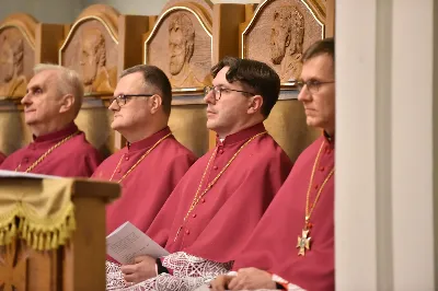W Katedrze Rzeszowskiej podczas I Nieszporów Uroczystości św. Józefa Oblubieńca NMP odbył się obrzęd instalacji nowych kanoników Kapituły Katedralnej w Rzeszowie. Liturgii Nieszporów przewodniczył ks. Krzysztof Gołąbek, proboszcz Katedry i prepozyt Kapituły Katedralnej, który wygłosił również homilię. Uroczystości rozpoczęły się od odczytania przez ks. Gołąbka dekretu bp. Jana Wątroby o włączeniu nowych członków do grona Kapituły. Następnie nowi kanonicy złożyli wyznanie wiary oraz przysięgę wierności przy obejmowaniu urzędu wykonywanego w imieniu Kościoła.

Do grona kanoników katedralnych dołączyli: ks. dr Paweł Synoś – Wikariusz Biskupi do spraw duchowieństwa diecezjalnego, ks. Prałat dr Piotr Tarnawski – Sekretariat Stanu Stolicy Apostolskiej, ks. dr Marek Story – Dykasteria Nauki Wiary w Watykanie, ks. dr Stanisław Kamiński – Wikariusz Biskupi do spraw życia konsekrowanego, proboszcz Parafii św. Józefa w Głogowie Małopolskim, ks. kanonik Stanisław Jamiński – proboszcz Parafii NNMP w Rzeszowie – Staroniwa, ks. kanonik Tadeusz Pindara – proboszcz Parafii Matki Bożej Częstochowskiej w Rzeszowie, ks. dr Przemysław Drąg – proboszcz Parafii pw. Trójcy Przenajświętszej w Głogowie Małopolskim.

W diecezji rzeszowskiej istnieje kapituła katedralna i cztery kapituły kolegiackie: biecka, jasielska, kolbuszowska i strzyżowska. Historycznie kanonicy byli księżmi stanowiącymi grupę skupioną wokół biskupa miejsca, których zadaniem było pomaganie mu w zarządzaniu lokalnym Kościołem. Obowiązani byli określoną regułą, czyli kanonem praw, stąd właśnie pochodzi nazwa kanonik.

Poszczególne kapituły mają swoje charakterystyczne stroje, którymi wyróżniają się od pozostałych duchownych. Strojem kanoników kapitulnych jest sutanna z obszywkami i guzikami koloru fioletowego, pas fioletowy, następnie rokieta, mucet (fioletowa pelerynka) lub mantolet oraz łańcuch z dystynktorium. Fot. ks. Jakub Oczkowicz