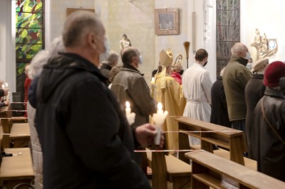 3 kwietnia 2021 r. bp Jan Wątroba przewodniczył liturgii Wigilii Paschalnej w naszej Katedrze. Podczas Mszy Świętej cztery osoby: Patrycja Dominika, Bartłomiej, Dawid Mateusz i Olech przyjęli sakrament chrztu, bierzmowania i Eucharystii.  Neofici przygotowywali się do przyjęcia sakramentów wtajemniczenia chrześcijańskiego w Diecezjalnym Centrum Katechumenatu Dorosłych, które mieści się przy parafii Miłosierdzia Bożego w Rzeszowie (ul. Kardynała K. Wojtyły 114) . Przygotowanie rozpoczyna się we wrześniu i trwa do uroczystości Zesłania Ducha Świętego. Centralnym wydarzeniem formacji jest Wigilia Paschalna, podczas której katechumeni przyjmują sakrament chrztu, bierzmowania i Eucharystii.  fot. Joanna Prasoł 