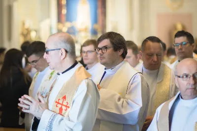 W Wielki Czwartek o godz. 10.00 w naszej Katedrze bp Jan Wątroba przewodniczył Mszy Krzyżma. Jest ona wyrazem jedności i wspólnoty duchowieństwa diecezji. Podczas tej Mszy Świętej biskup poświęcił olej chorych, katechumenów oraz olej krzyżma. Księża koncelebrujący z biskupem Eucharystię odnowili przyrzeczenia kapłańskie.
W koncelebrze wzięli udział bp Kazimierz Górny, bp Edward Białogłowski oraz 179 kapłanów z całej diecezji. W Eucharystii wzięli również udział licznie zebrani ministranci, lektorzy, animatorzy, ceremoniarze, członkowie scholi parafialnych i dziewczęcej służby maryjnej.
fot. Małgorzata Ryndak